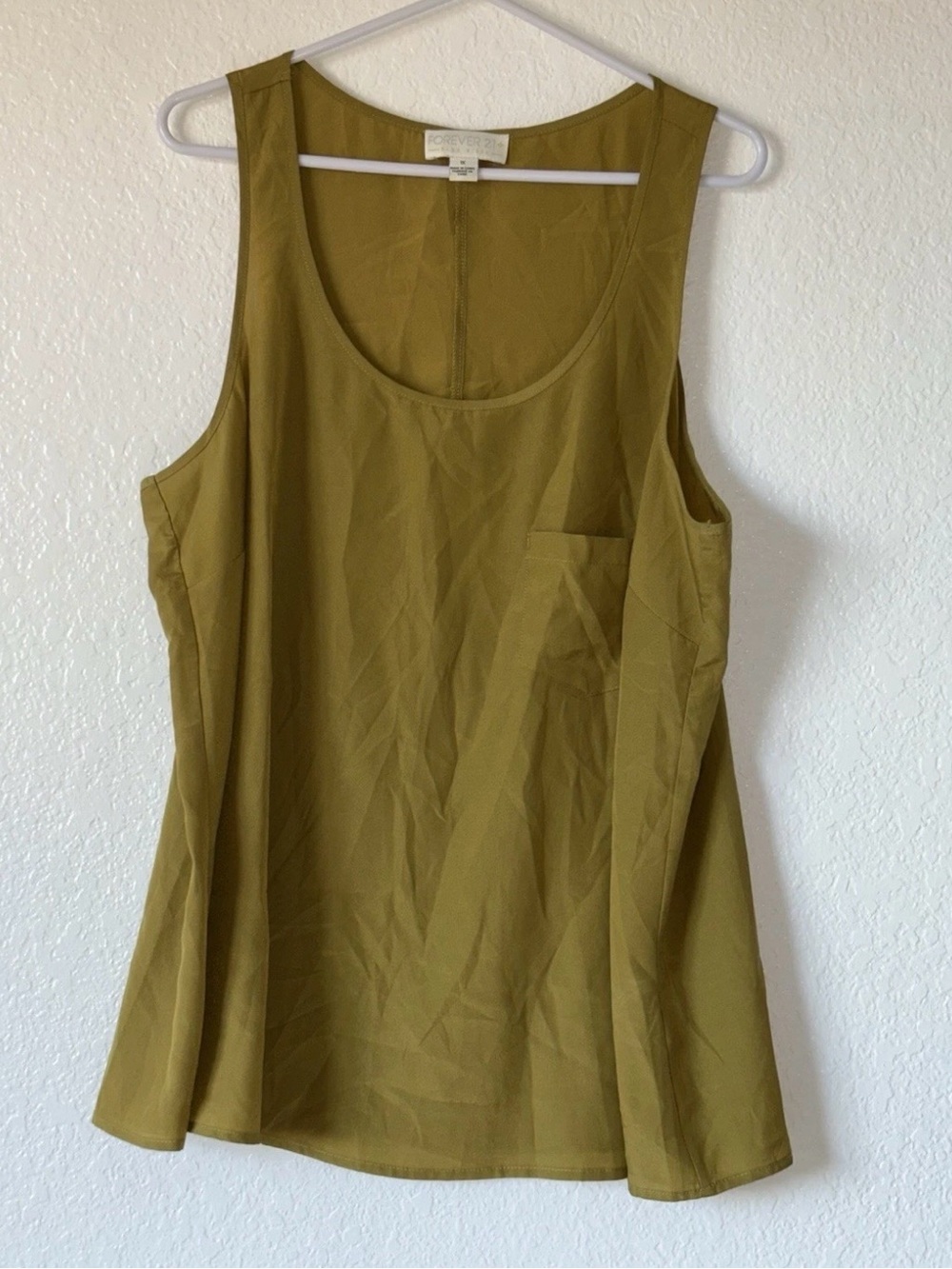 Forever 21 Plus Size 1X Olive Green Tank Top
Scoop Neck Pocket Sleeveless Blouse